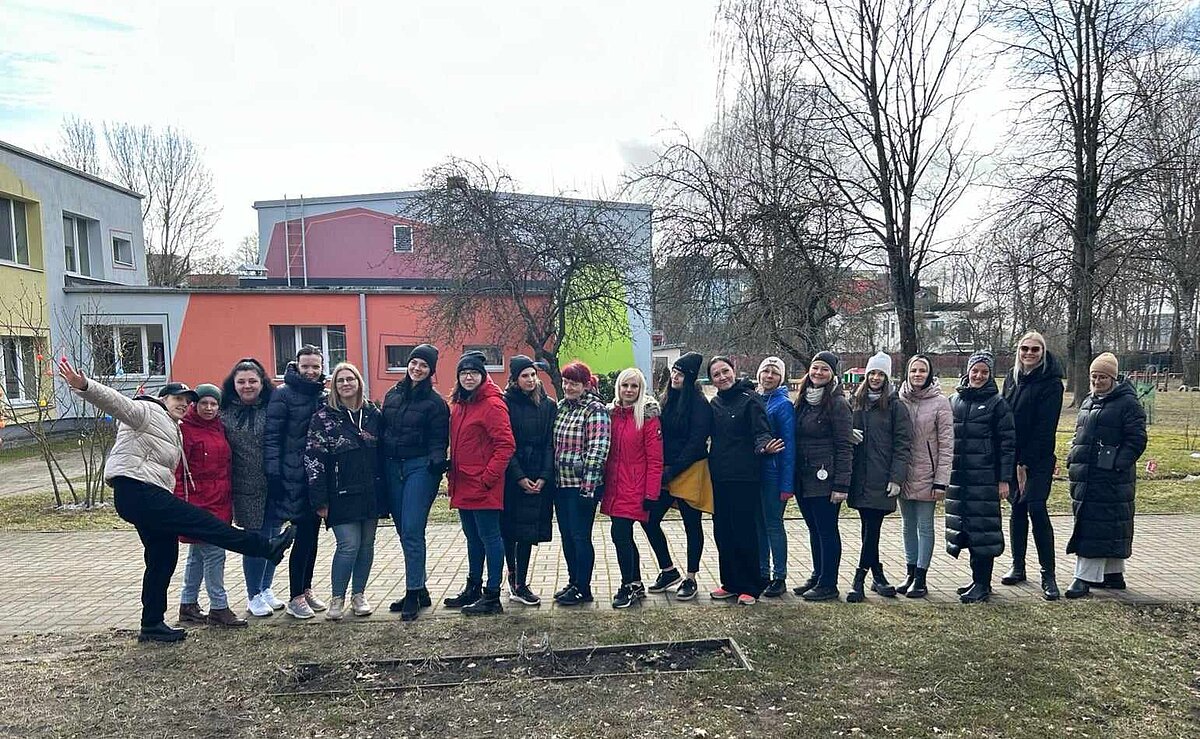 Studiju programmas "Pirmsskolas skolotājs" LU Madonas filiāles 2. semestra studentes un docētāja Alīna Jofe-Bordjakovska praktiskajā nodarbībā PII "Sprīdītis" Rīgā. 23.03.2024. (studentu uzņemts foto)