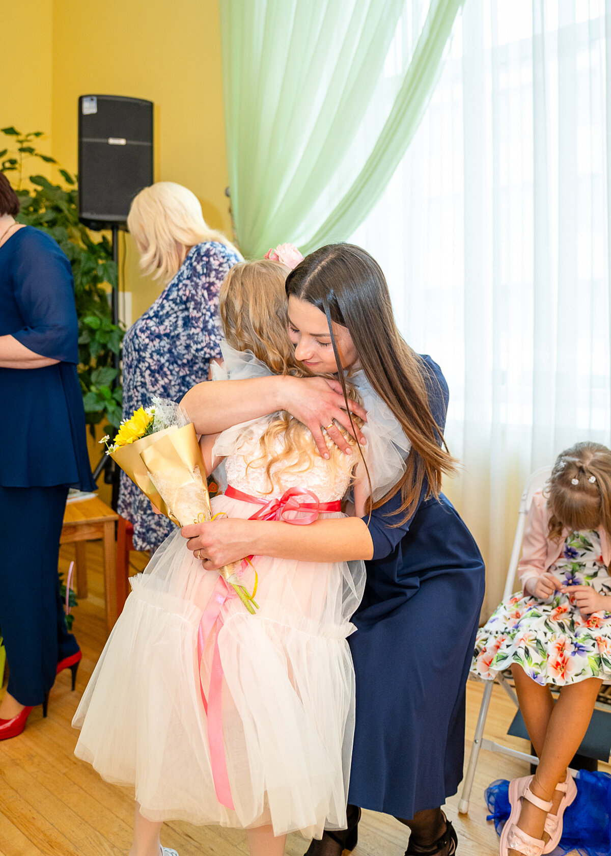 Izlaidums 2005. gadā, kurā LU Madonas filiāles absolvente Diāna Dzērve atvadās no savas pirmās grupas. Diāna: "Lieki piebilst, ka emocijas sita augstu vilni. Šie bērni lika man iemīlēt to, ko es daru. Nekad viņus neaizmirsīšu, katram no viņiem pieder daļiņa manas sirds." Foto no personīgā arhīva.