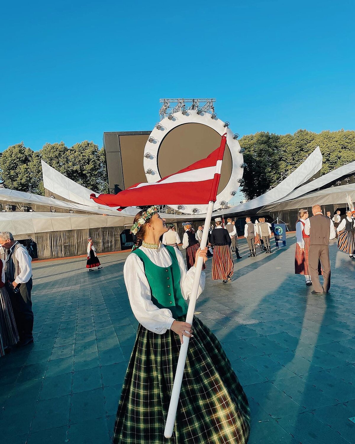 LU Madonas filiāles absolvente Diāna Dzērve jauniešu deju kolektīvā "Litenietis" XXVII Vispārējos latviešu Dziesmu un XVII Deju svētkos Rīgā 2023. gadā. Foto no personīgā arhīva.