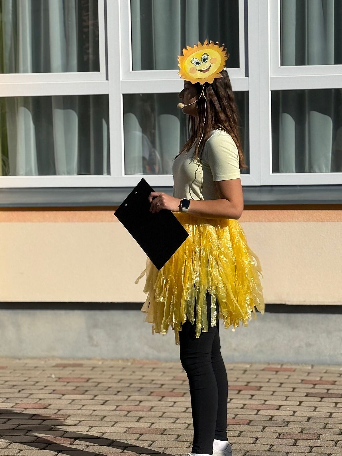 LU Madonas filiāles absolvente Diāna Dzērve darbā, organizējot un vadot ikgadēju pasākumu "Atvadas no vasariņas.". Diāna: “Šis foto spilgti atspoguļo manu personību”. Foto no personīgā arhīva.