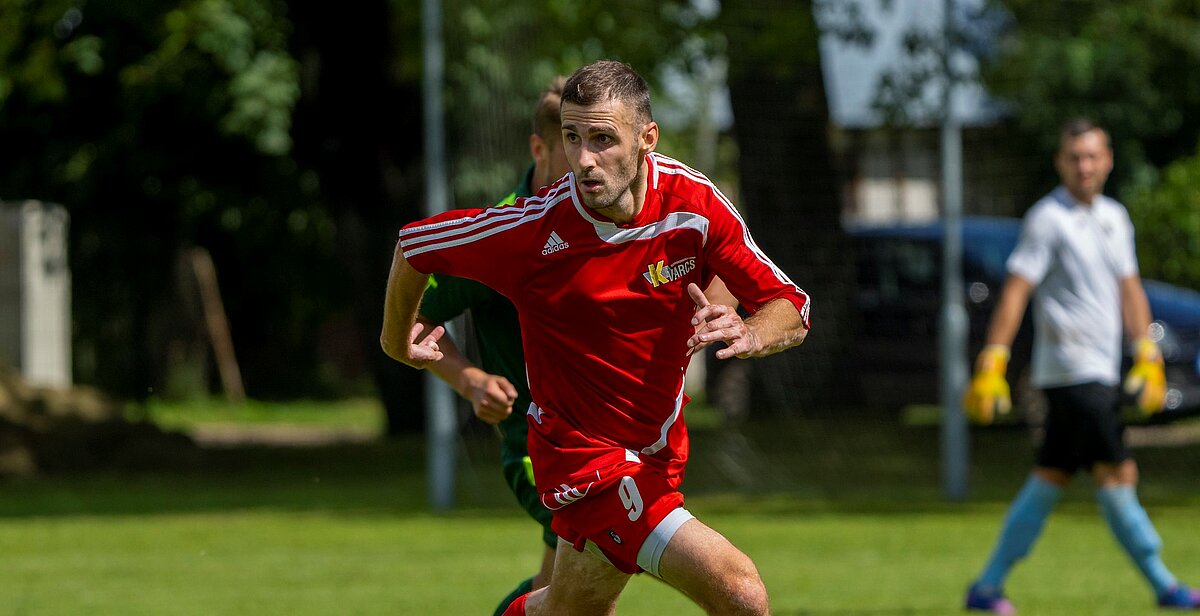 FK “Madona Kvarcs” spēlē pret Pļaviņu futbolistiem, 2022. gads. Foto no personīgā arhīva